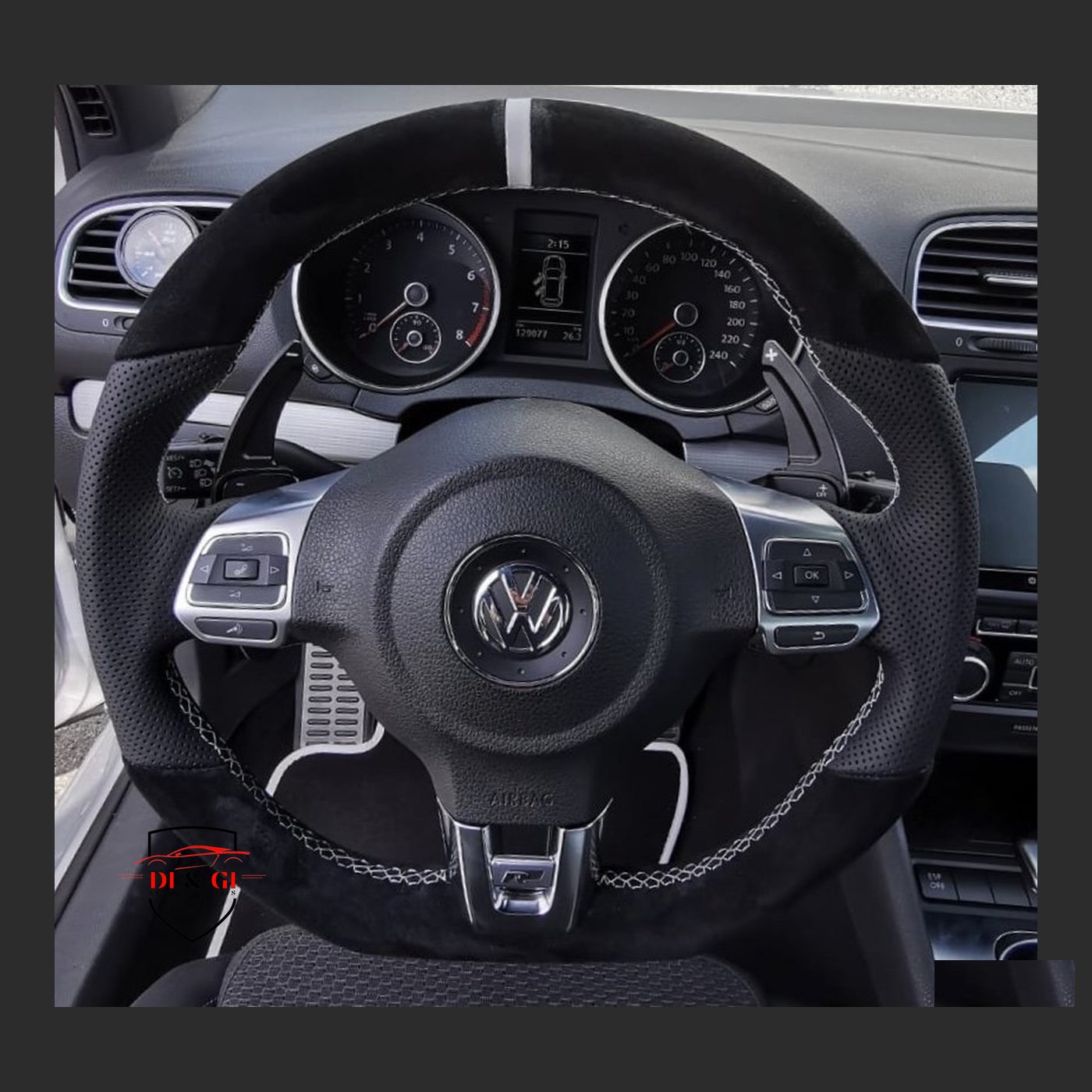 Volante Volkswagen in alcantara e pelle punzonata, striscia bianca, montato in auto