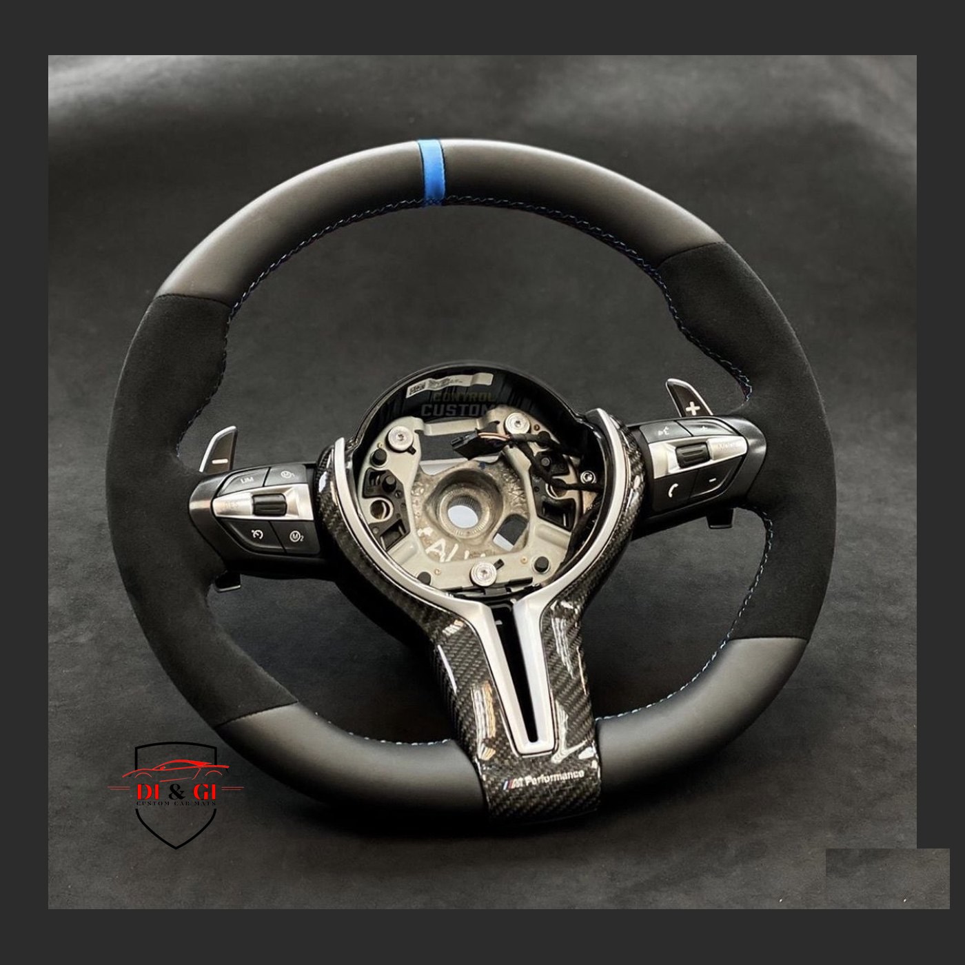 Volante BMW in pelle, alcantara e carbonio