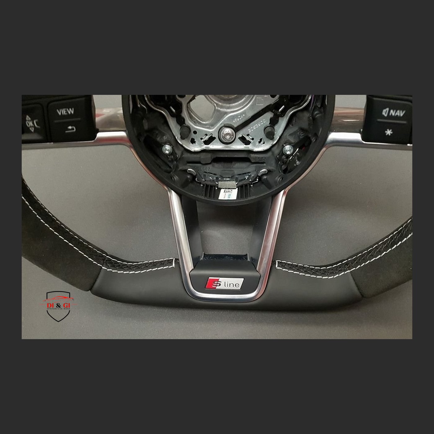 Dettaglio volante Audi S line in pelle e alcantara