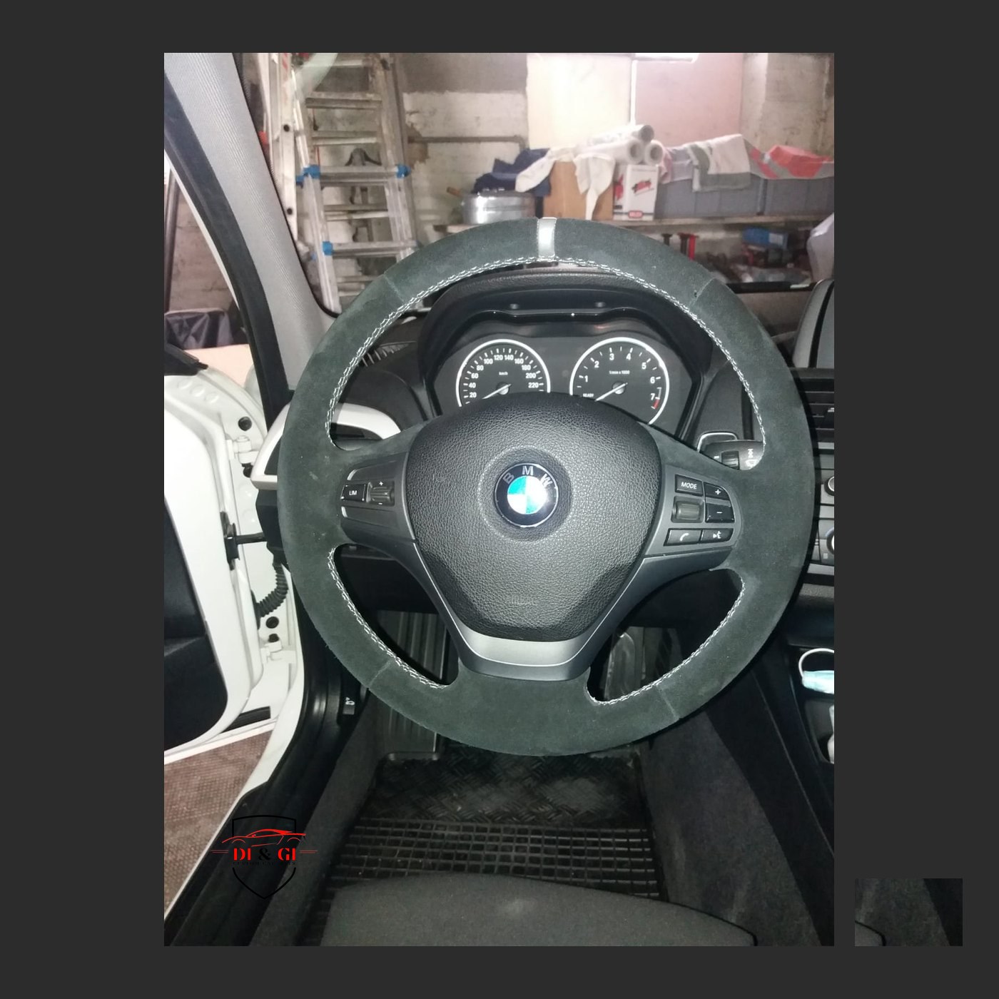 Volante BMW in alcantara con cuciture bianche, montato