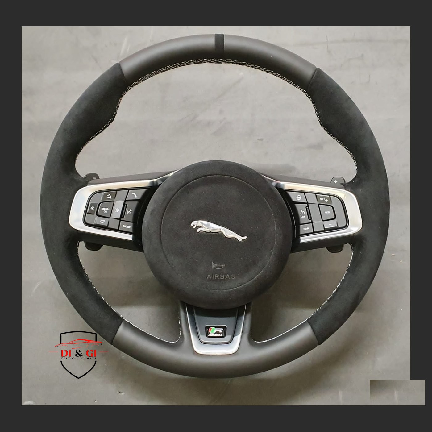 Volante in pelle punzonata con cuciture rosse
