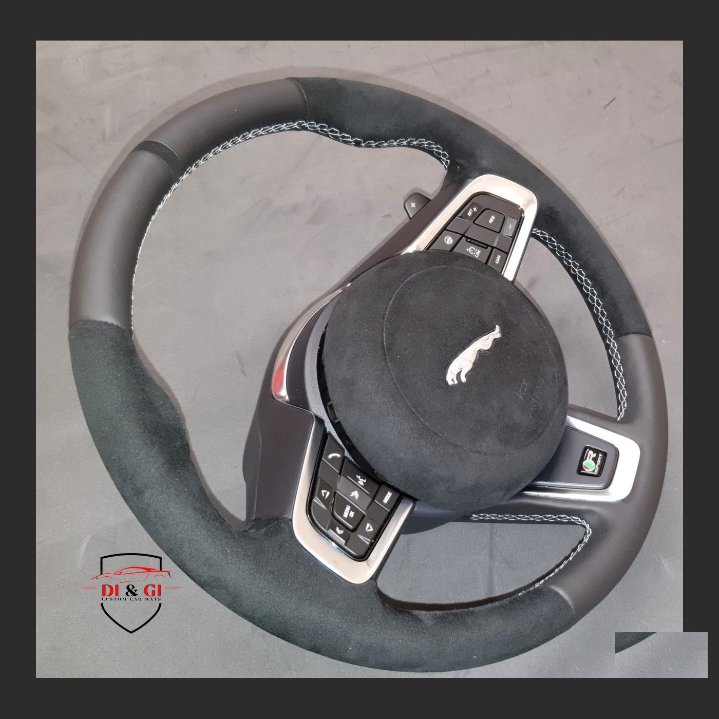 Volante BMW con striscia rossa e cuciture a contrasto, montato