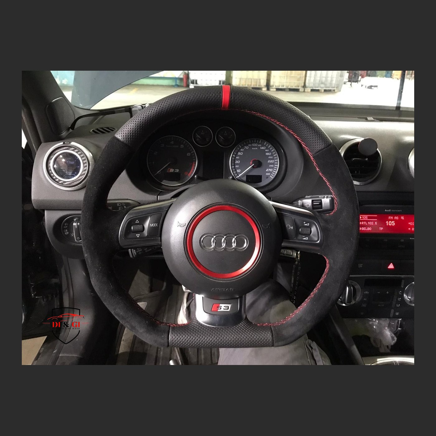 Volante in alcantara con striscia e cuciture a contrasto