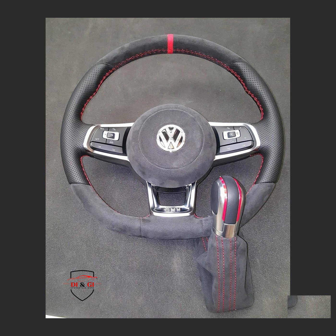 Volante Volkswagen in pelle e alcantara con striscia rossa e cuffia cambio abbinata